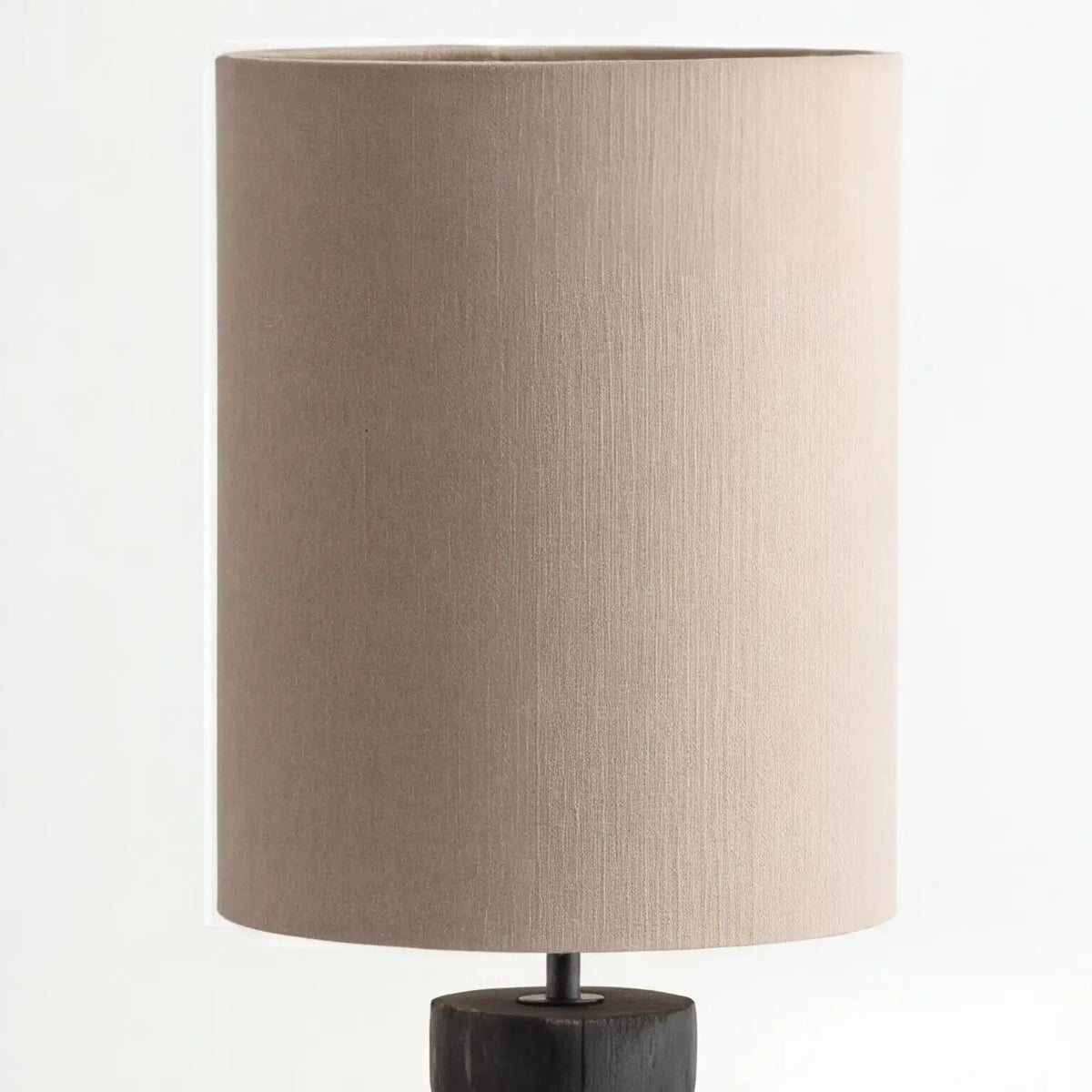 Lámpara de mesa de madera quemada Umbero – detalle de la pantalla de lino natural