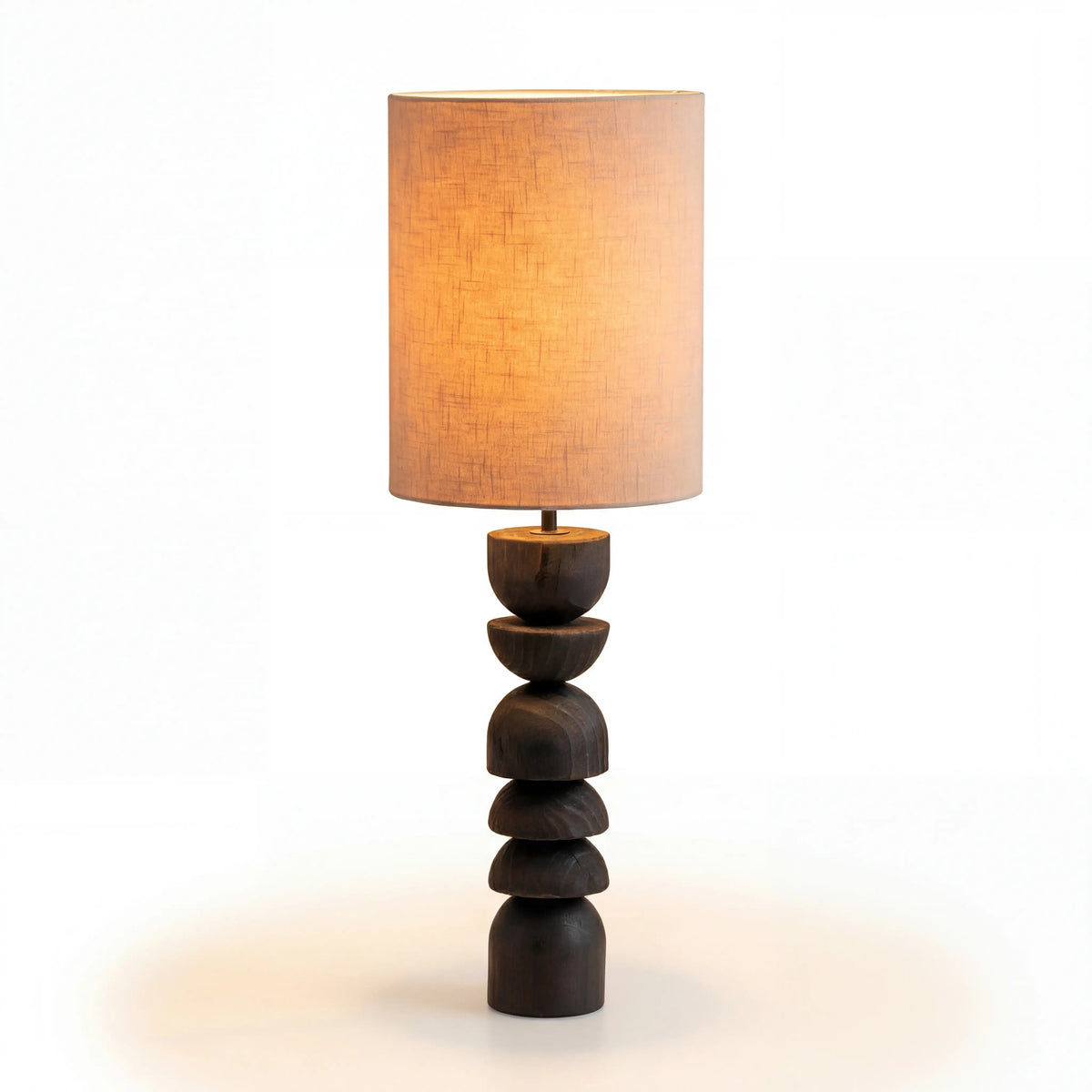 Lámpara de mesa de madera quemada Umbero – vista frontal encendida sobre fondo blanco