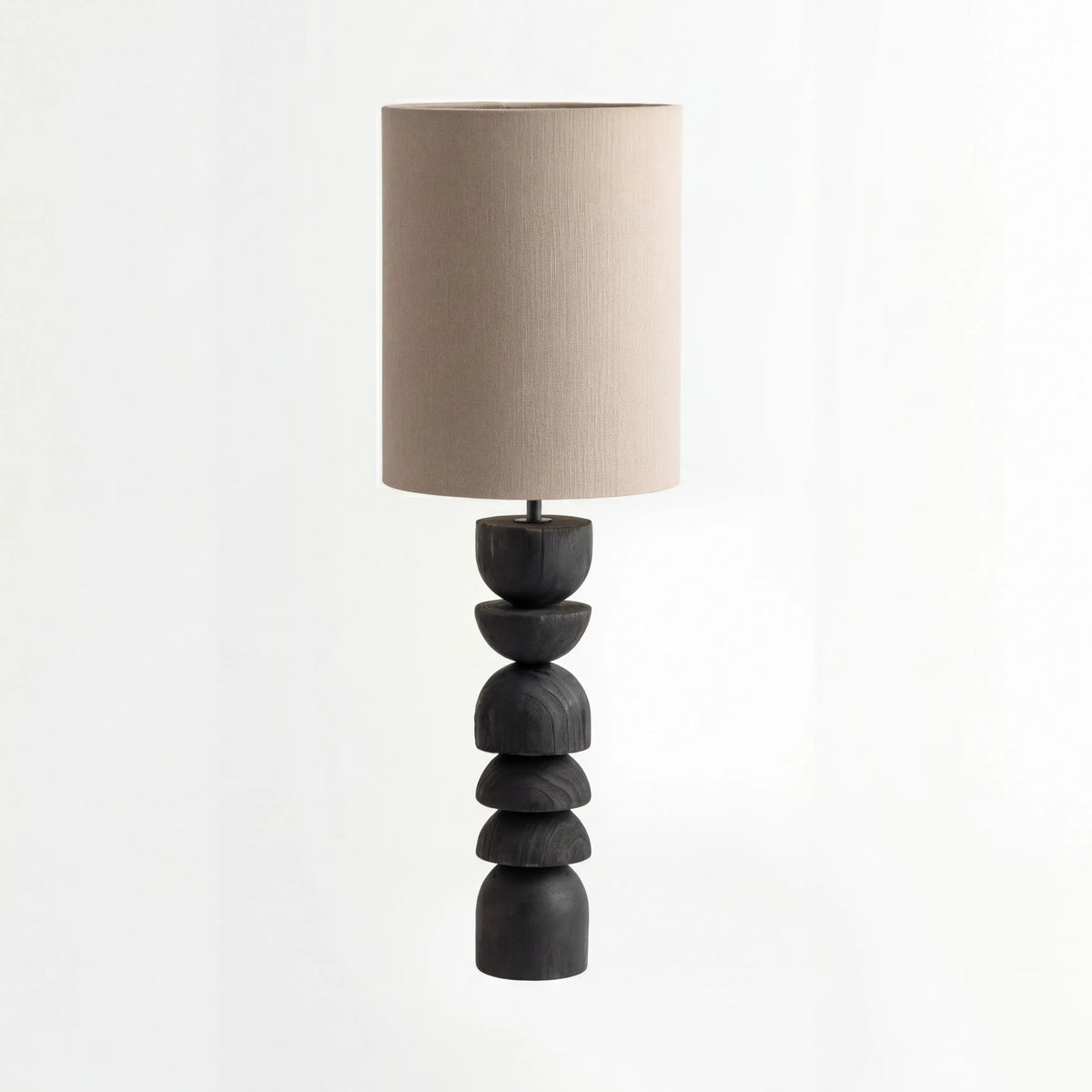 Lámpara de mesa de madera quemada Umbero – vista frontal apagada sobre fondo blanco