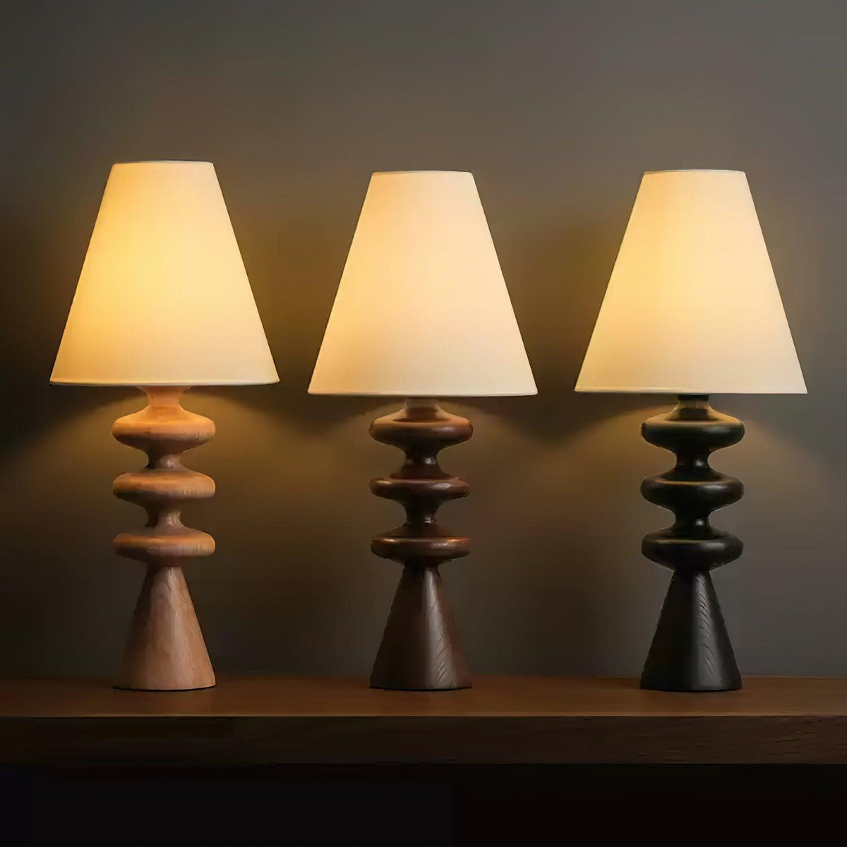 Lámpara de mesa de madera Undora – los tres acabados encendidos