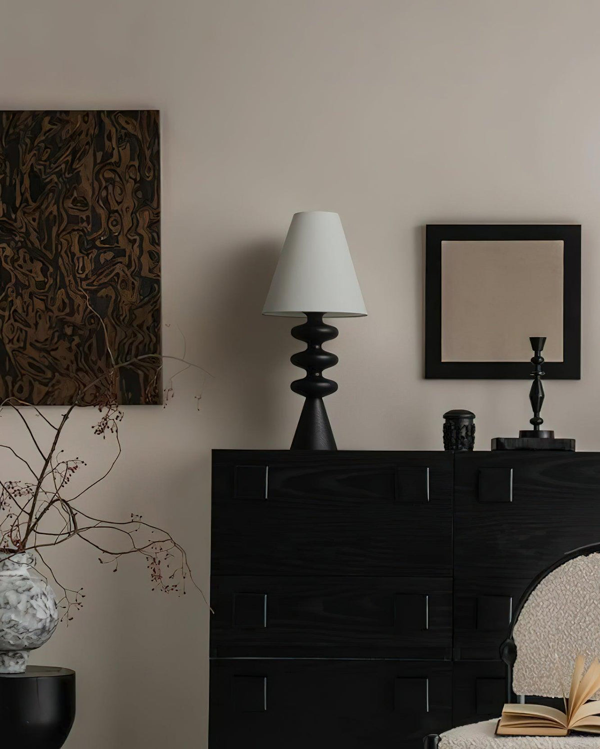Lámpara de mesa de madera Undora – en negro en un dormitorio
