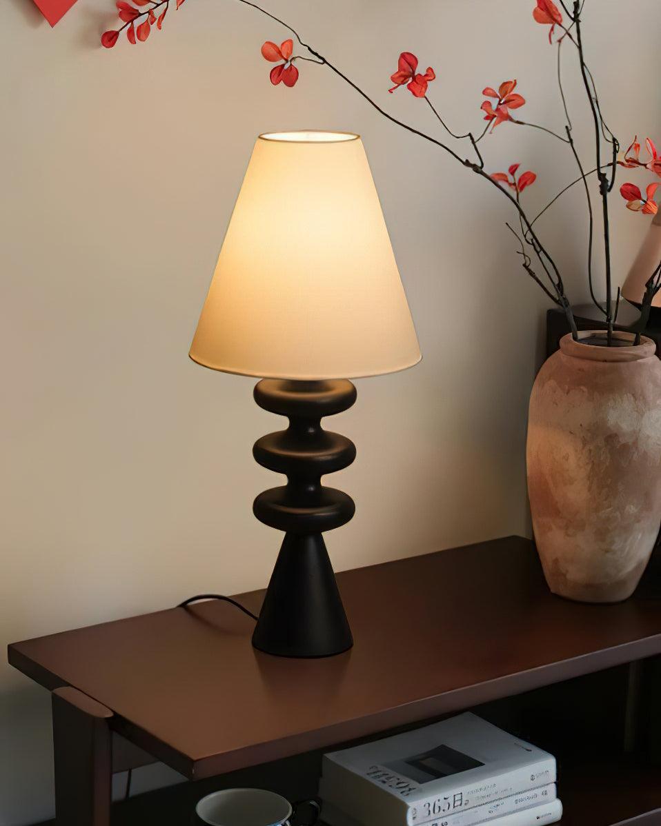 Lámpara de mesa de madera Undora – en negro sobre un mueble de madera