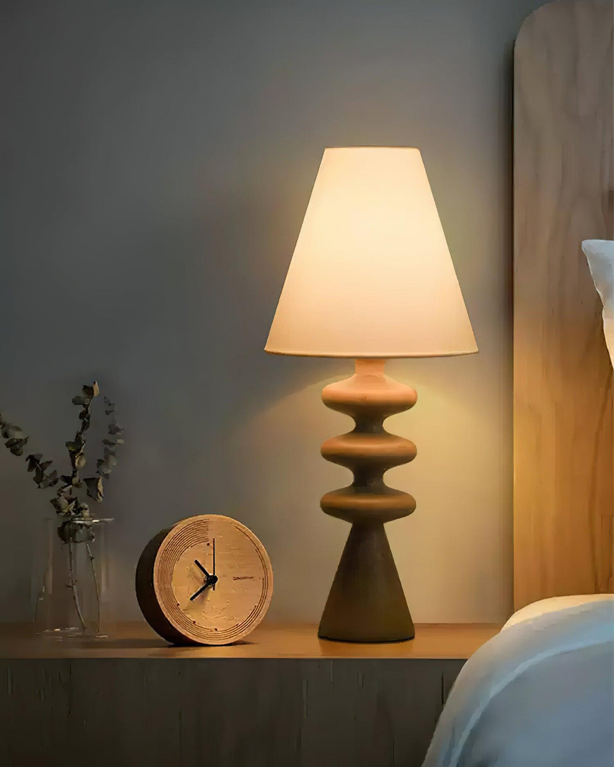 Lámpara de mesa de madera Undora – en madera natural en una mesita de noche