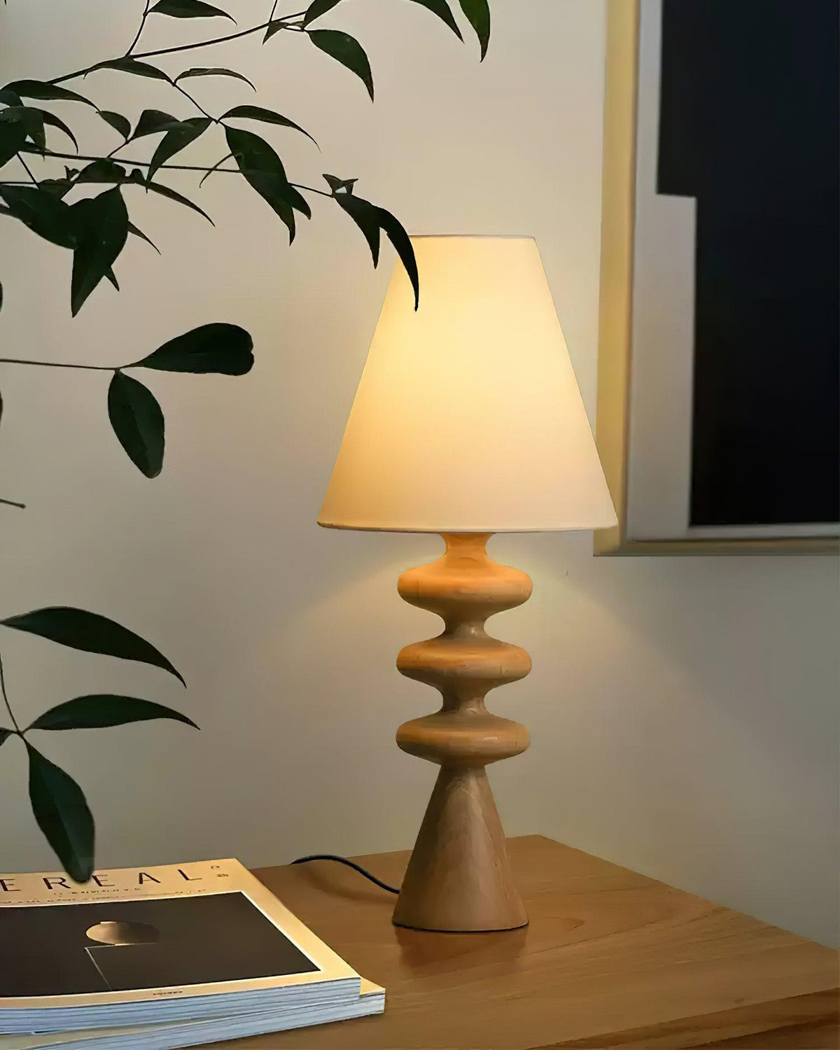 Lámpara de mesa de madera Undora – en madera natural sobre un escritorio