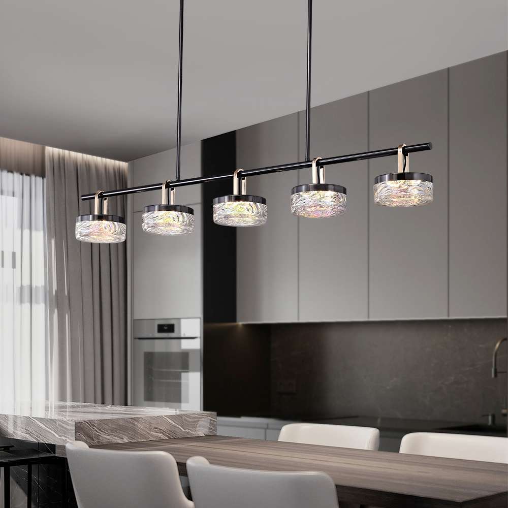 Lámpara colgante LED para isla de cocina Ferlina – en una cocina abierta