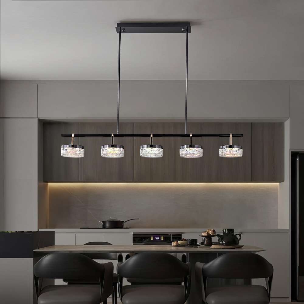 Lámpara colgante LED para isla de cocina Ferlina – sobre una isla de cocina oscura