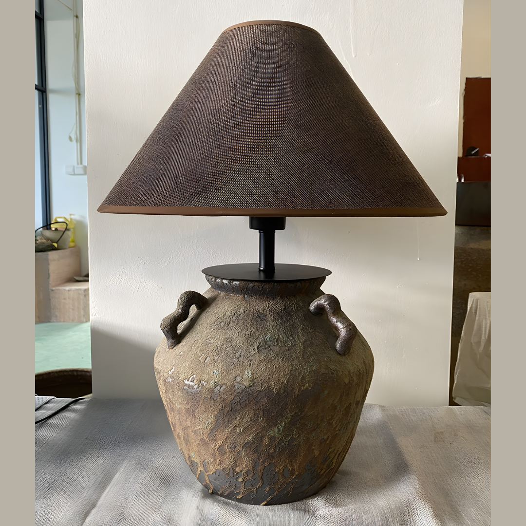 Lámpara de mesa de cerámica Urnela – con pantalla de tela marrón