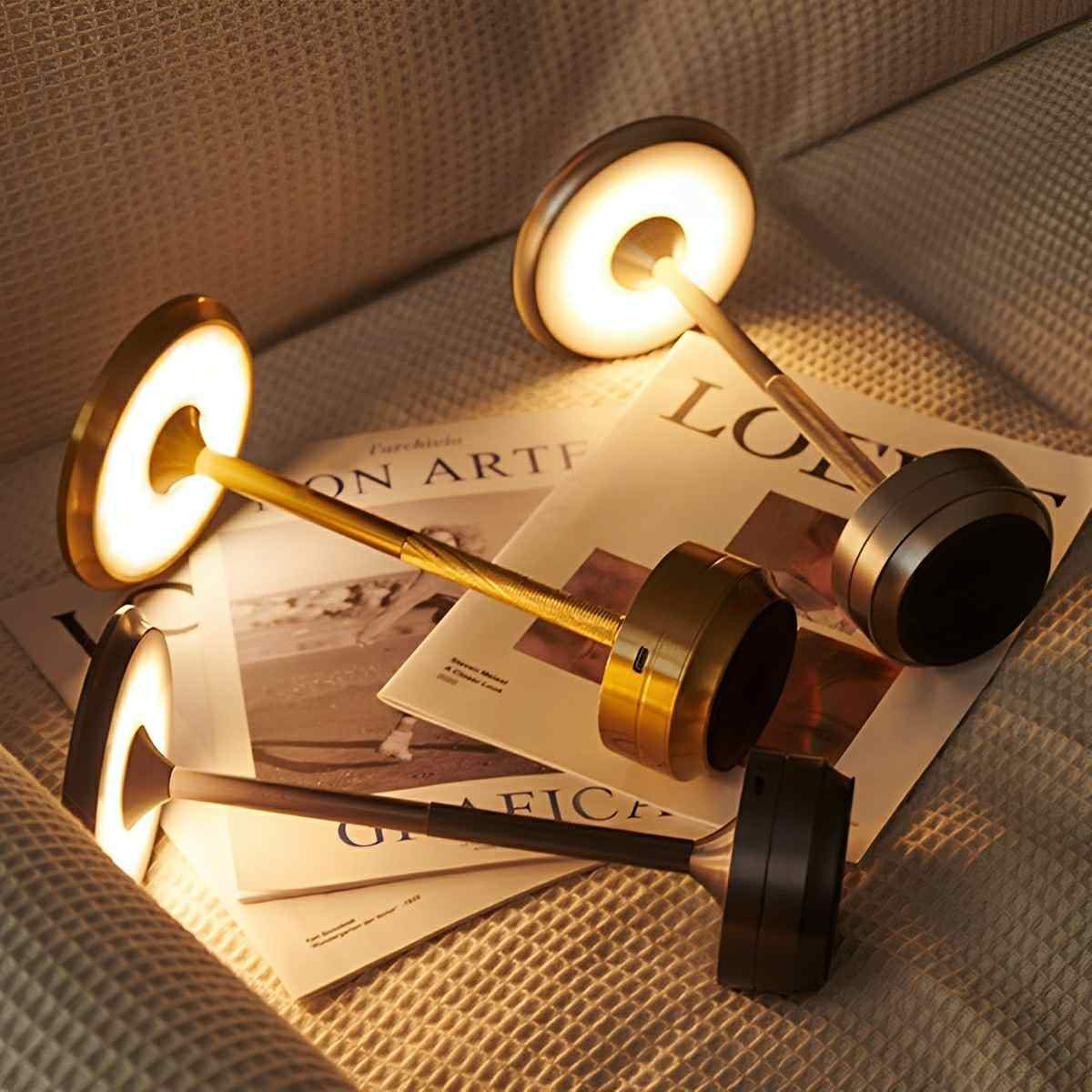 Lámpara de mesa recargable Platel en una mesita de noche – imagen 7