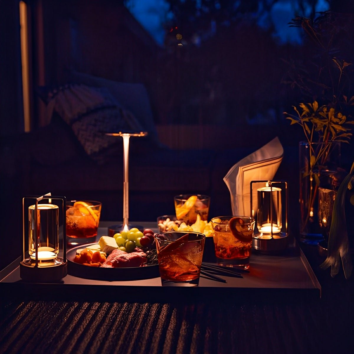 Lámpara de mesa recargable Platel en una mesita de noche – imagen 8