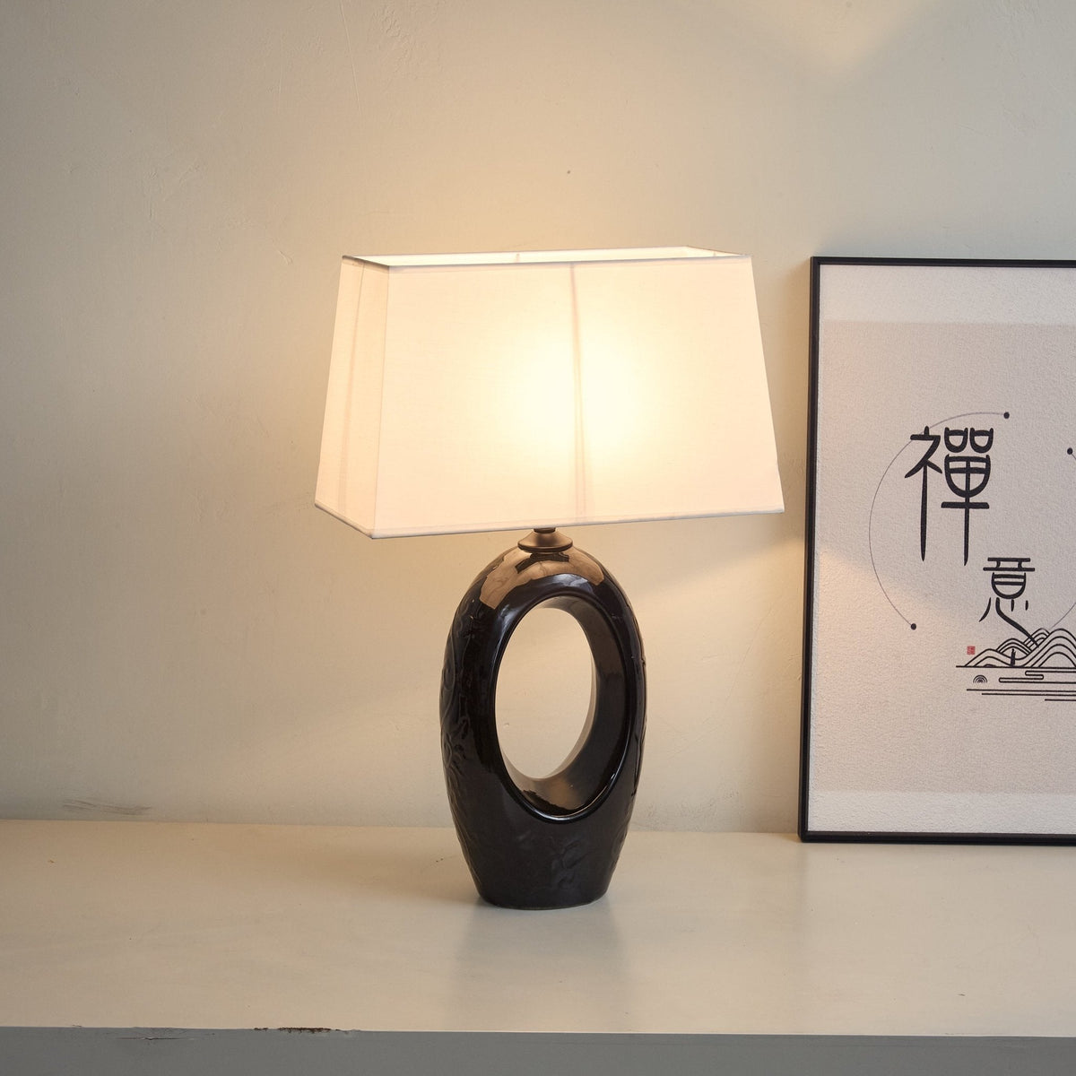 Lámpara de mesa de cerámica negra Vaciela – encendida con luz cálida