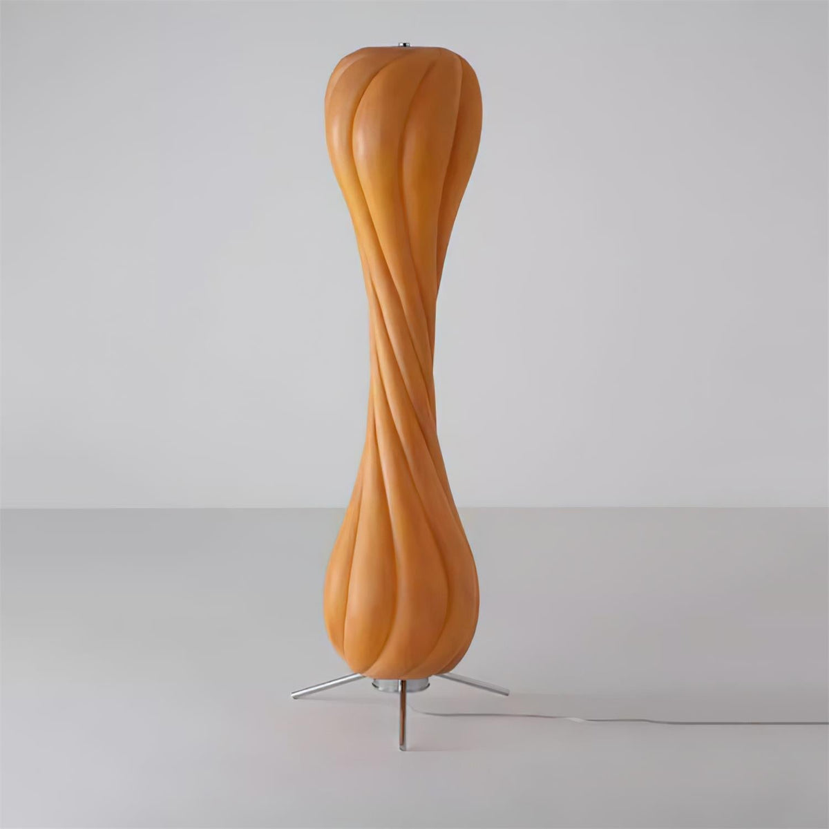 Lámpara de pie escultural de resina Vainora en un salón contemporáneo – imagen 2