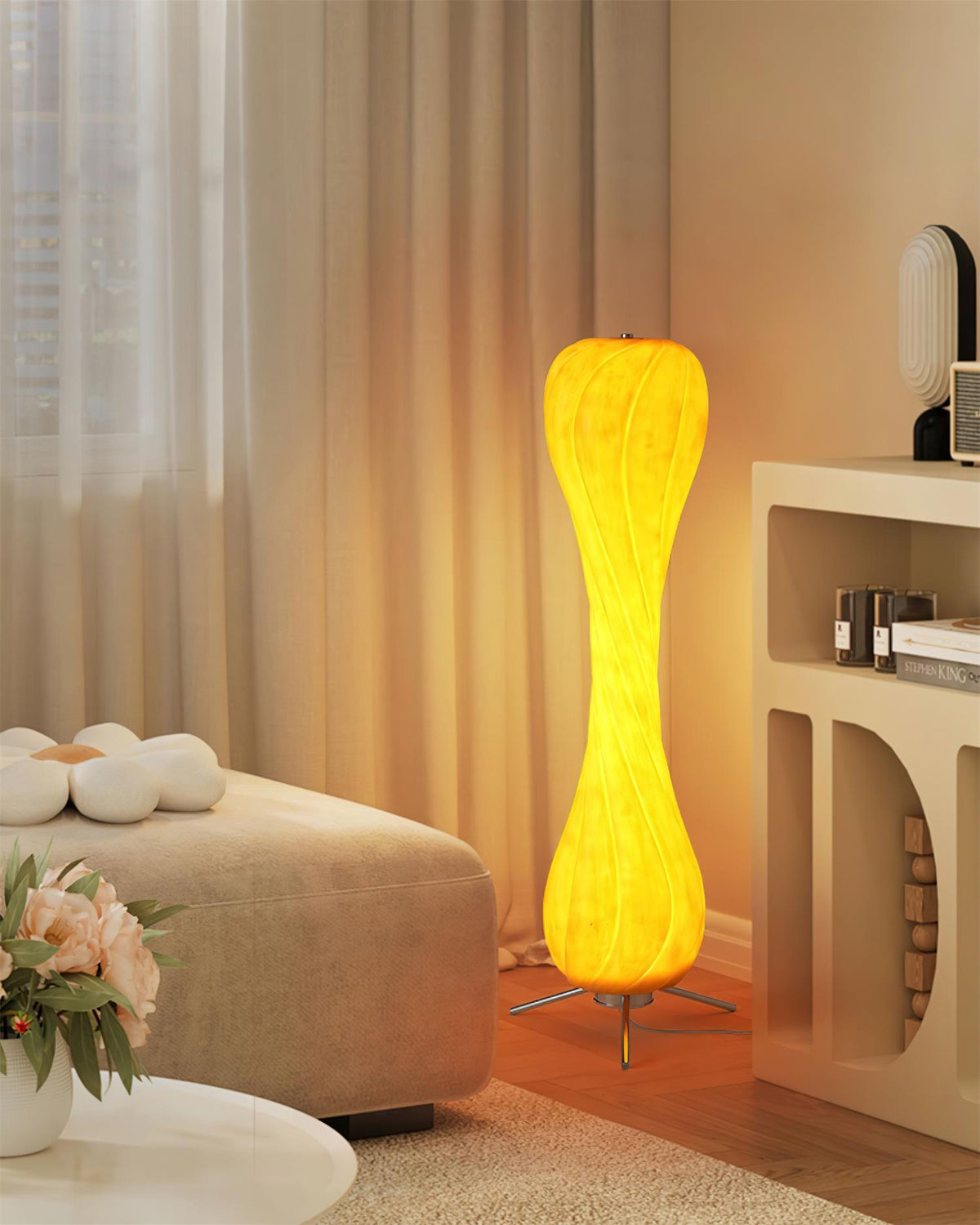 Lámpara de pie escultural de resina Vainora en un salón contemporáneo – imagen 8