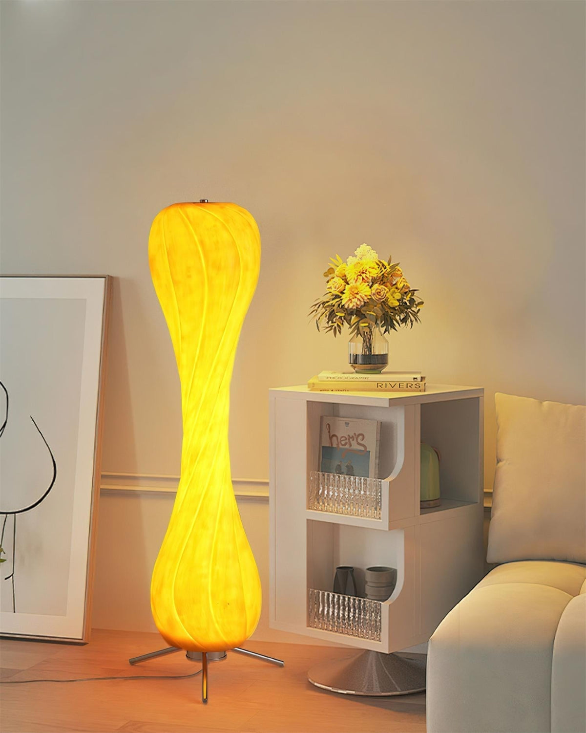 Lámpara de pie escultural de resina Vainora en un salón contemporáneo – imagen 9