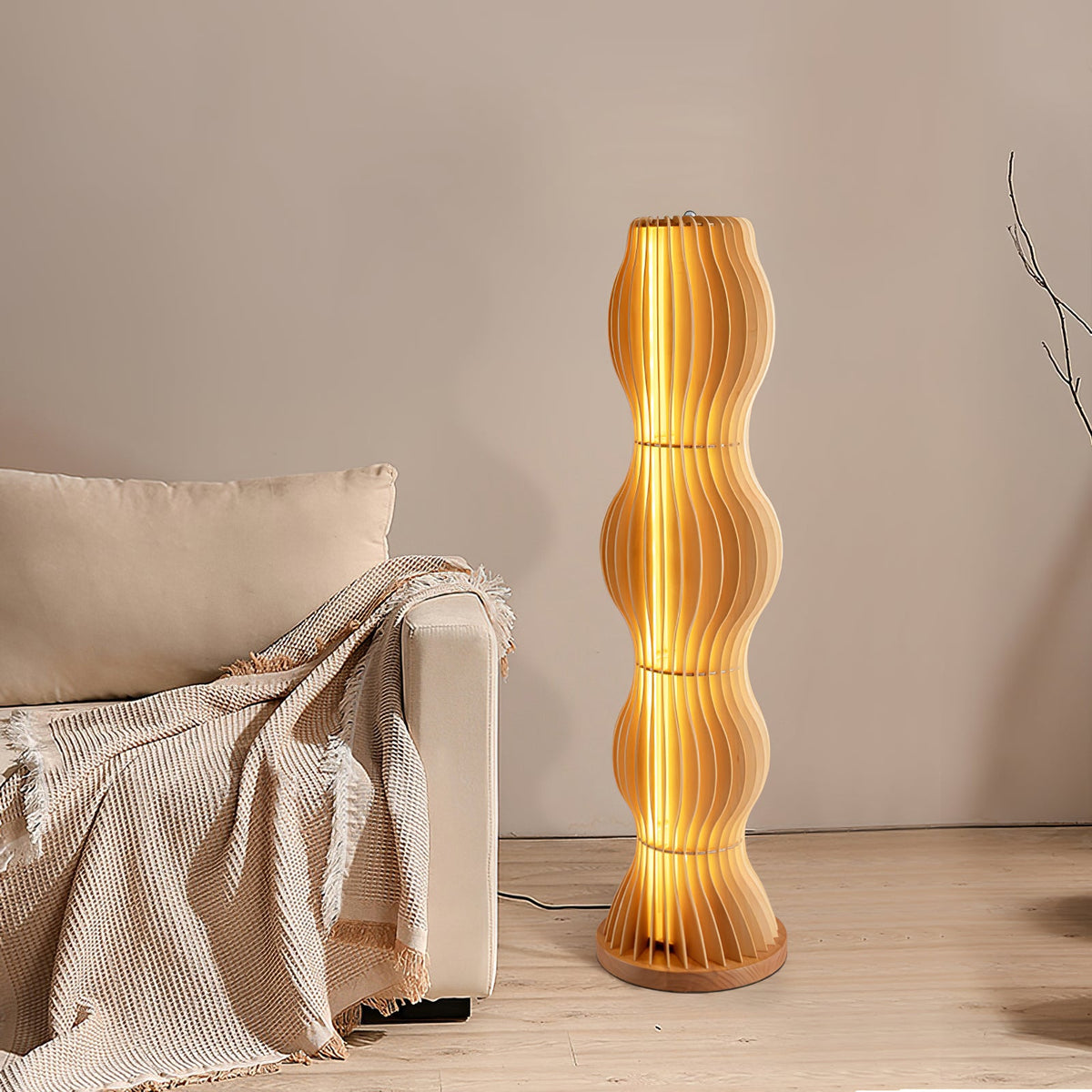 Lámpara de pie de madera ondulada Vaivela en un salón acogedor – imagen 2