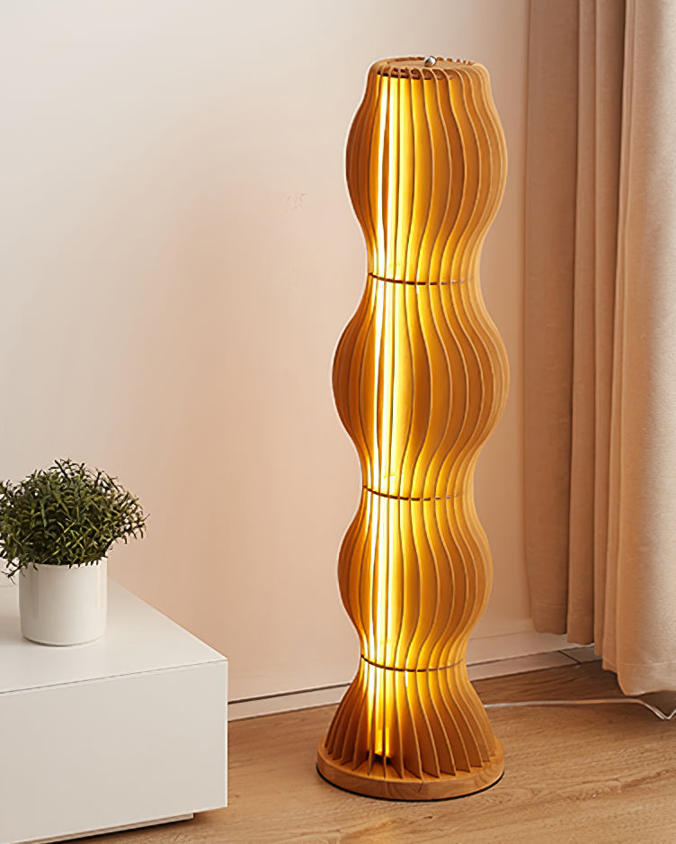 Lámpara de pie de madera ondulada Vaivela en un salón acogedor – imagen 7