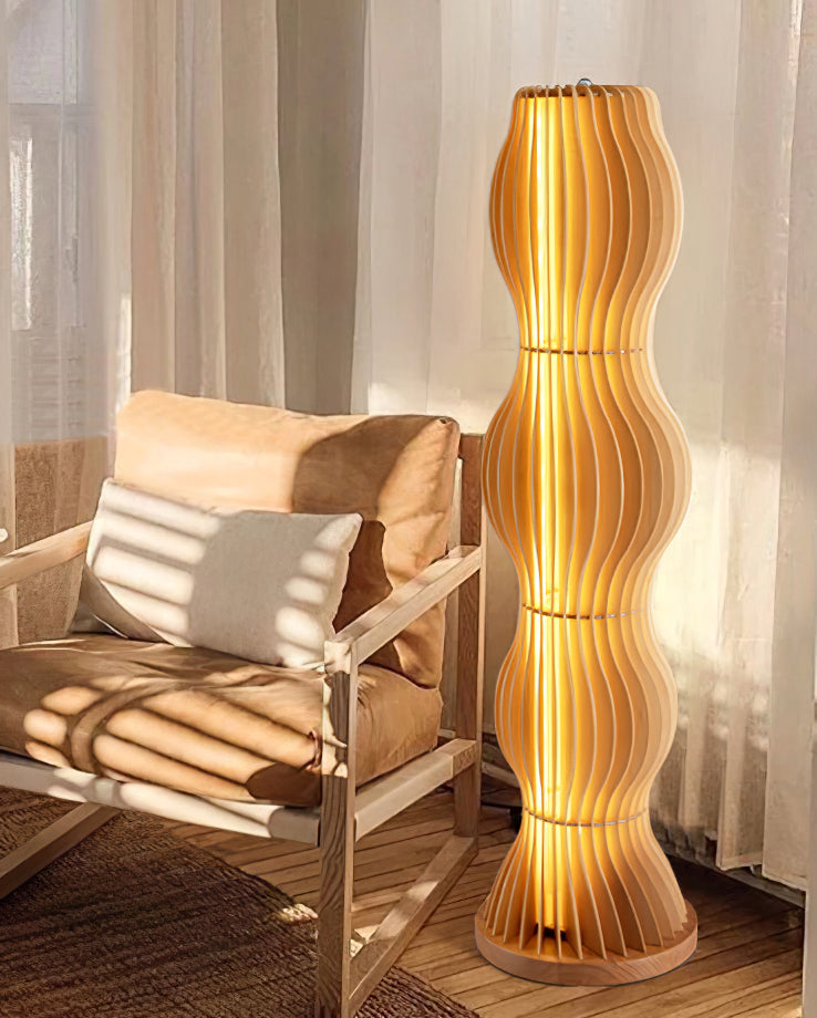 Lámpara de pie de madera ondulada Vaivela en un salón acogedor – imagen 10