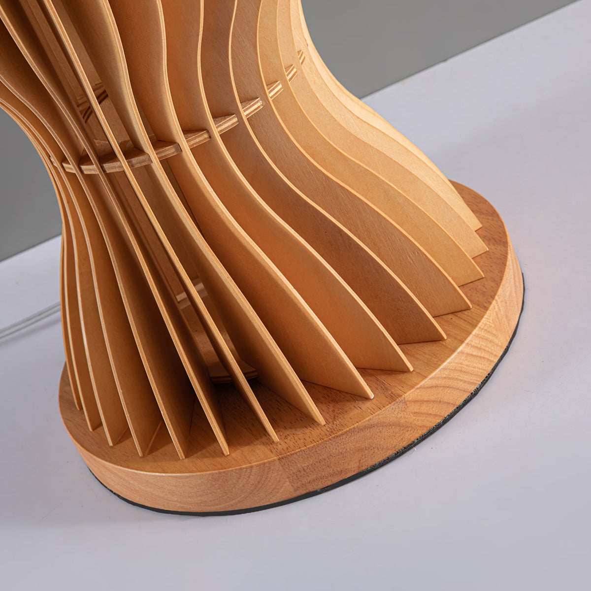 Lámpara de pie de madera ondulada Vaivela – detalle de la base de madera