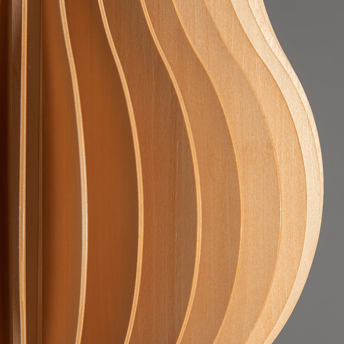 Lámpara de pie de madera ondulada Vaivela – detalle de las láminas de madera