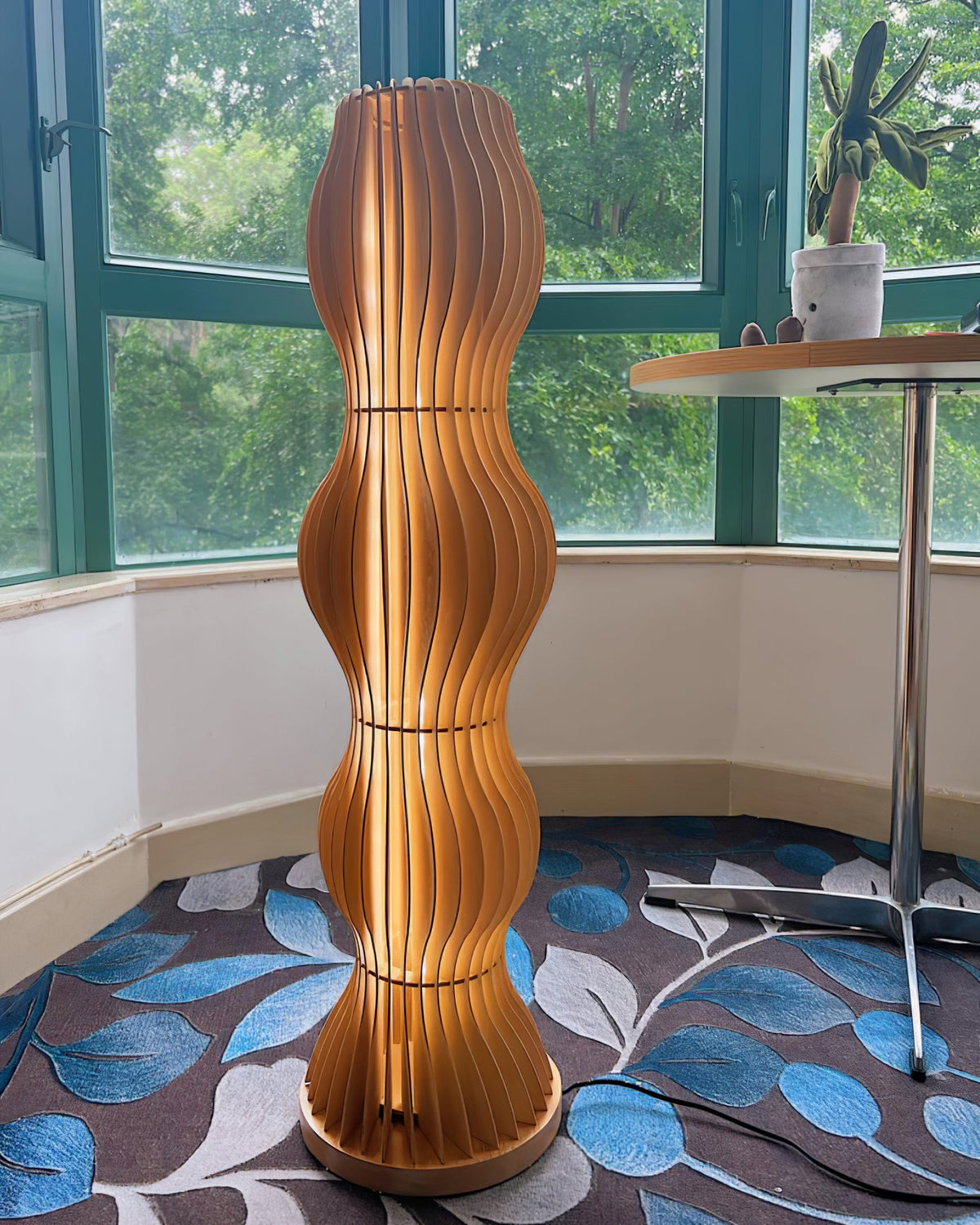 Lámpara de pie de madera ondulada Vaivela en un salón acogedor – imagen 19