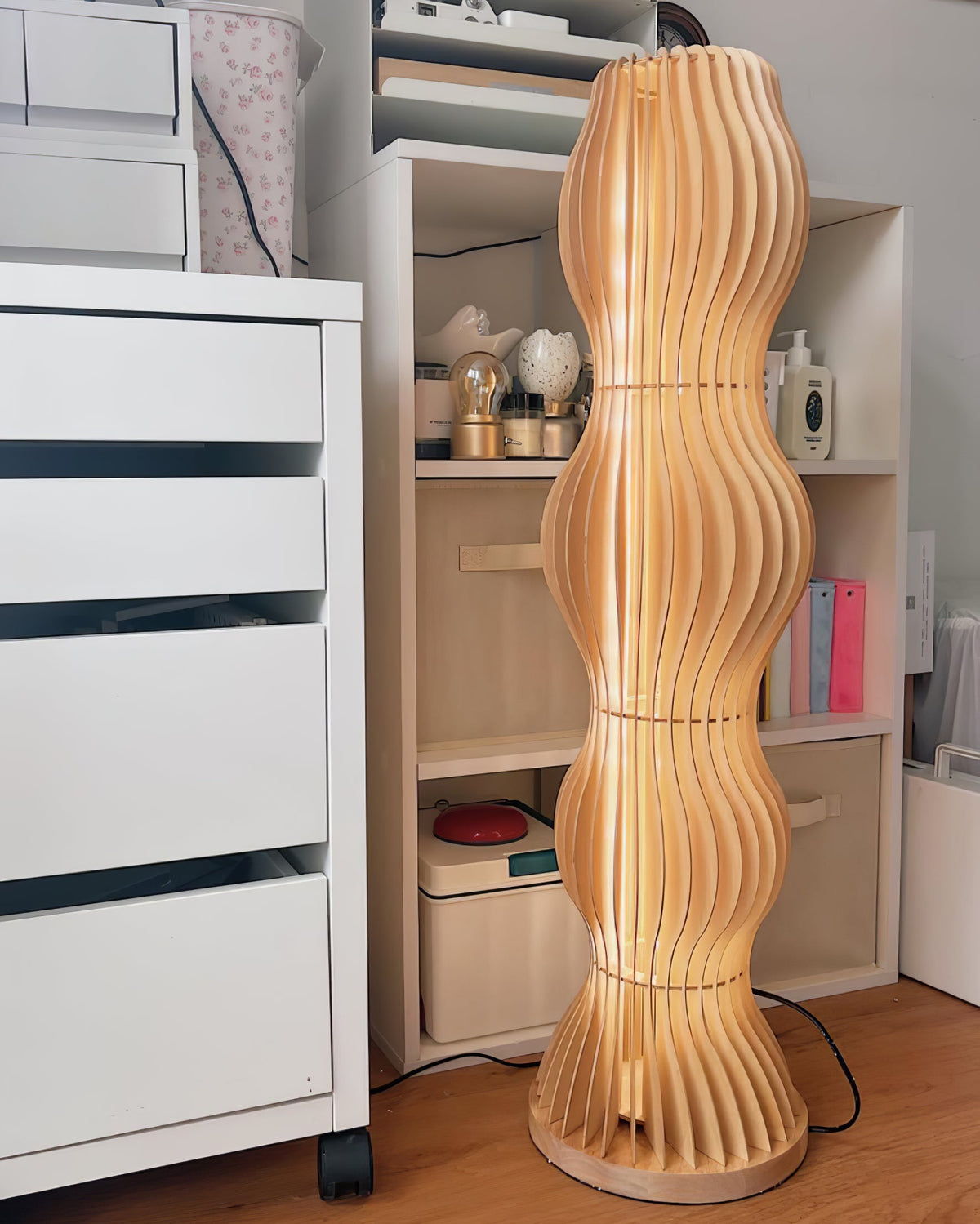 Lámpara de pie de madera ondulada Vaivela en un salón acogedor – imagen 20