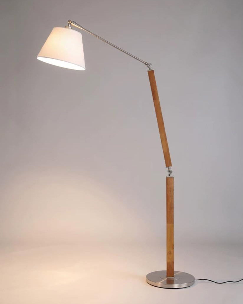 Lámpara de pie de madera con brazo articulado Vaivena en un salón acogedor – imagen 6
