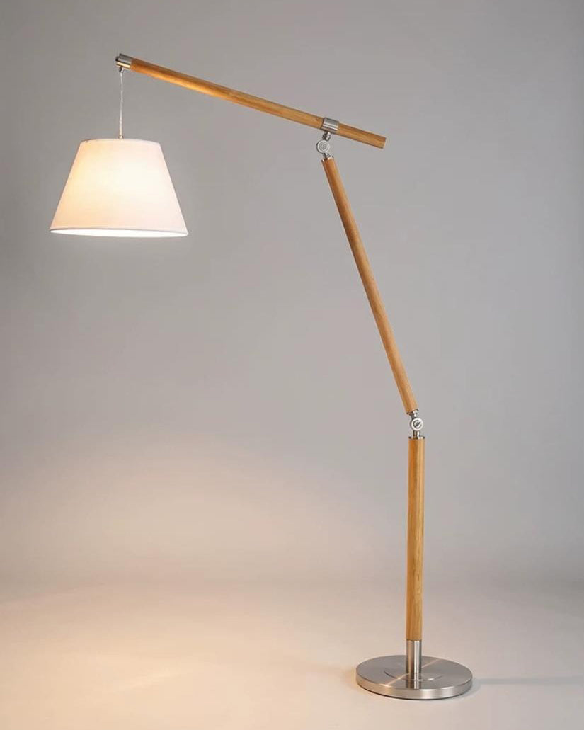 Lámpara de pie de madera con brazo articulado Vaivena en un salón acogedor – imagen 9