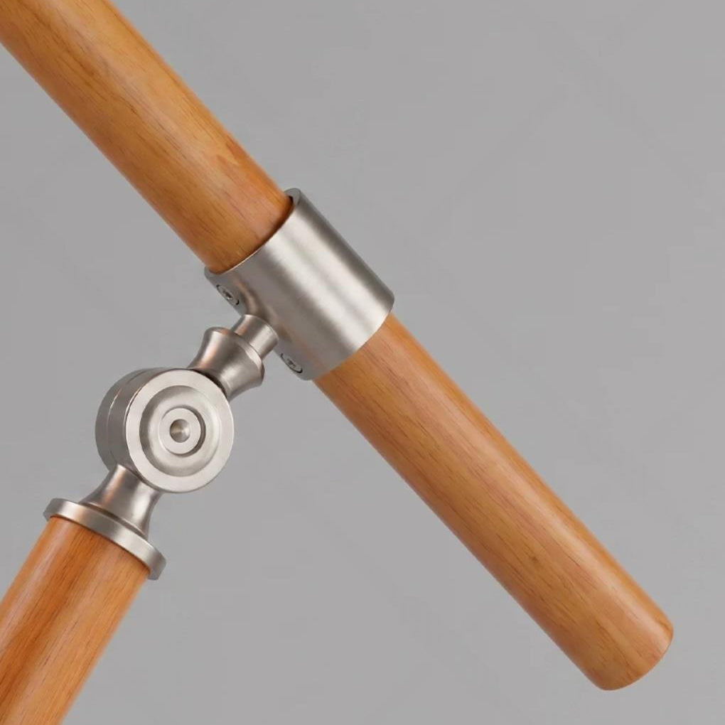 Lámpara de pie de madera con brazo articulado Vaivena – detalle de la unión del brazo