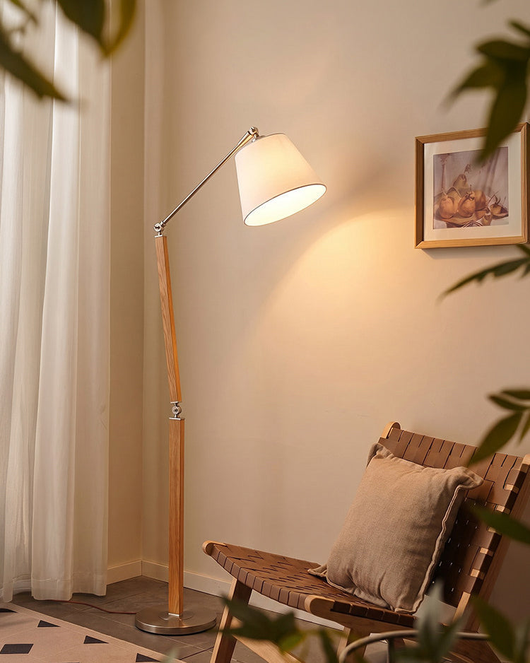 Lámpara de pie de madera con brazo articulado Vaivena en un salón acogedor – imagen 15