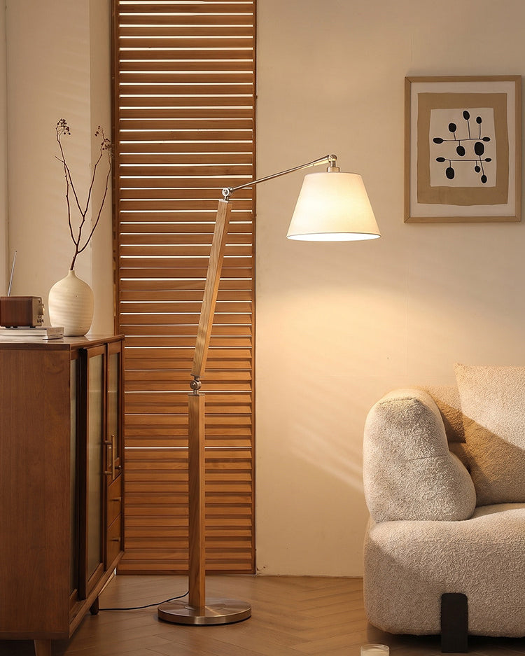 Lámpara de pie de madera con brazo articulado Vaivena en un salón acogedor – imagen 21