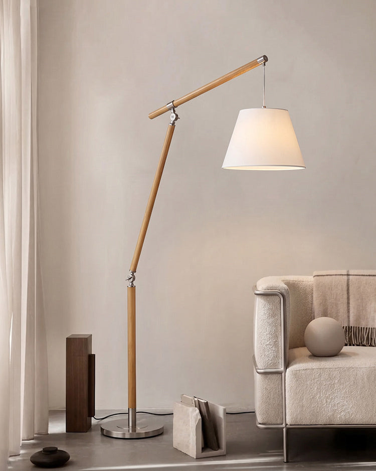 Lámpara de pie de madera con brazo articulado Vaivena en un salón acogedor – imagen 23