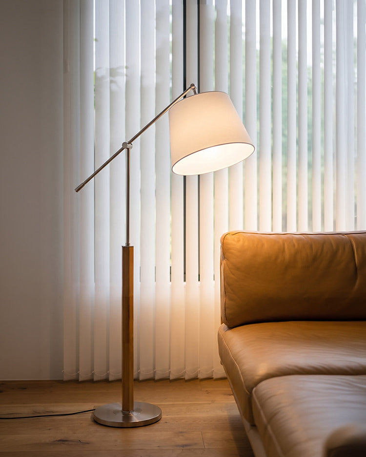 Lámpara de pie de madera con brazo articulado Vaivena en un salón acogedor – imagen 24