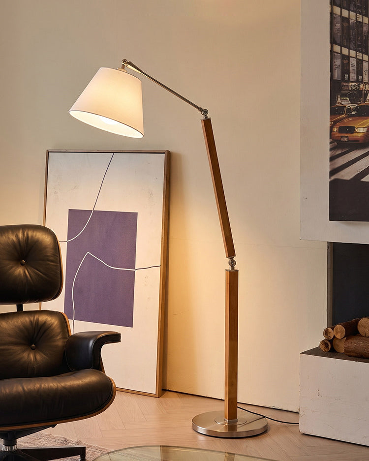 Lámpara de pie de madera con brazo articulado Vaivena en un salón acogedor – imagen 25