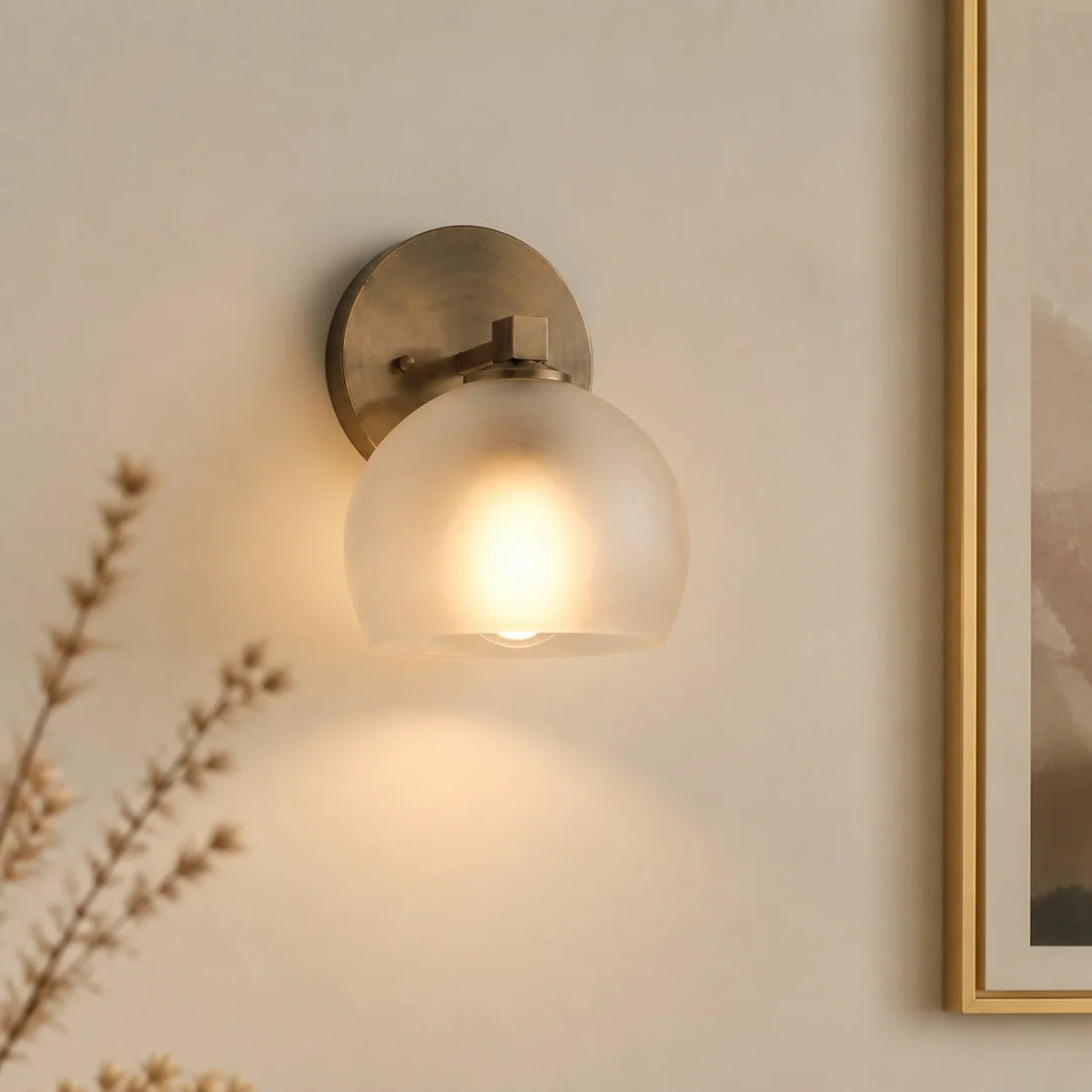 Aplique de pared con globos de cristal Valdina – 1 luz · 15 cm, latón, cristal blanco esmerilado