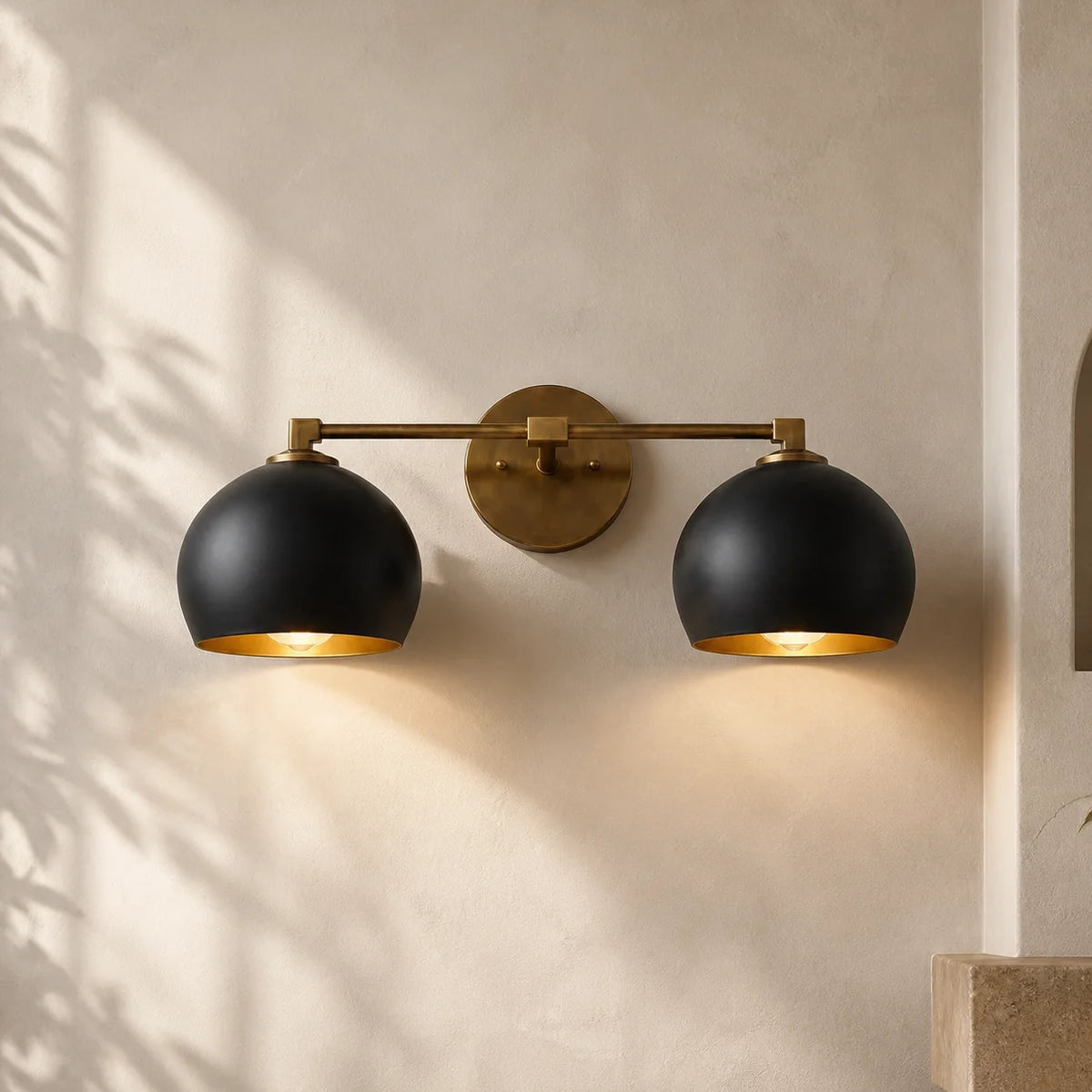 Aplique de pared con globos de cristal Valdina – 2 luces · 46 cm, latón, cristal negro