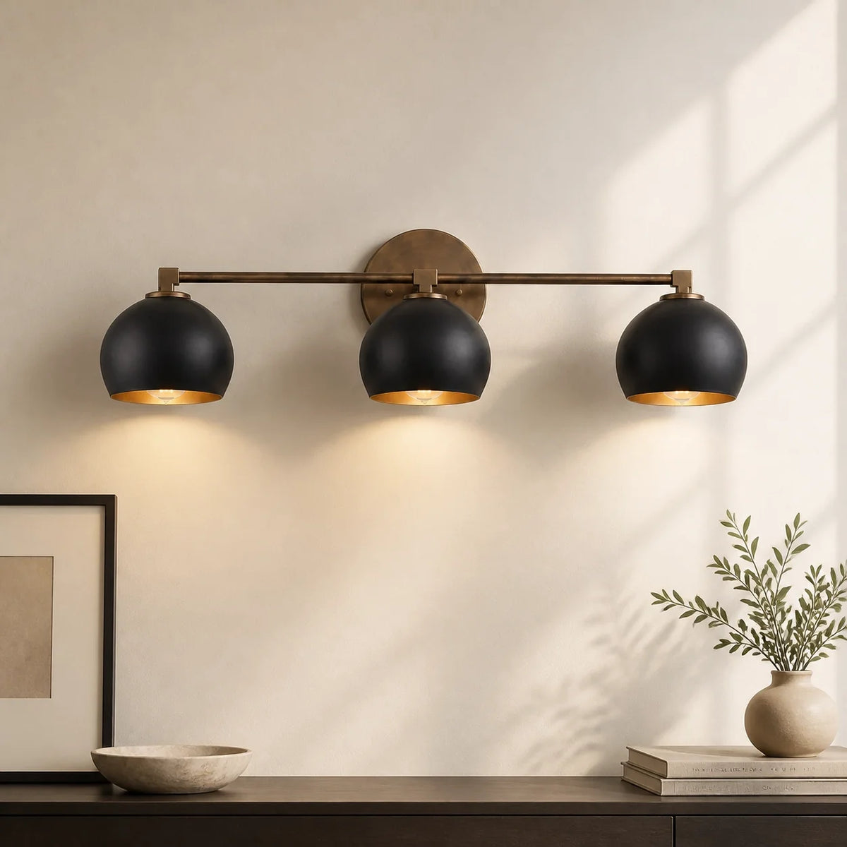 Aplique de pared con globos de cristal Valdina – 3 luces · 64 cm, latón, cristal negro