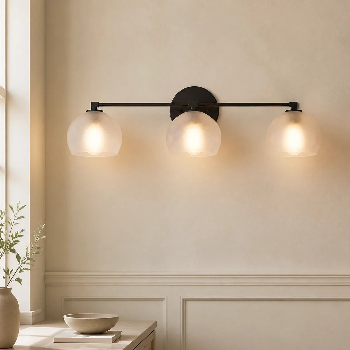 Aplique de pared con globos de cristal Valdina – 3 luces · 64 cm, negro, cristal blanco esmerilado