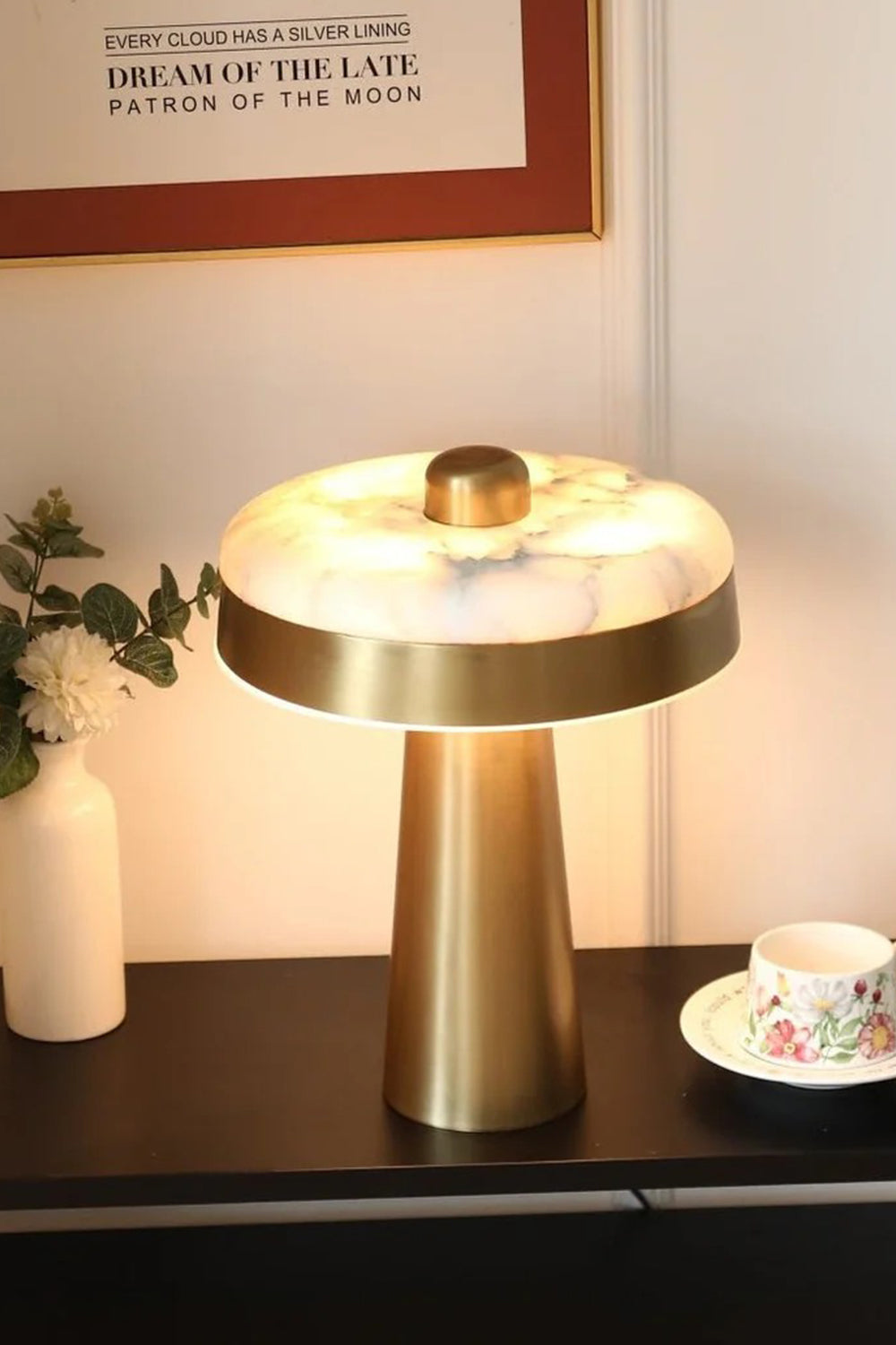 Lámpara de mesa de alabastro Valdisco – encendida sobre un aparador