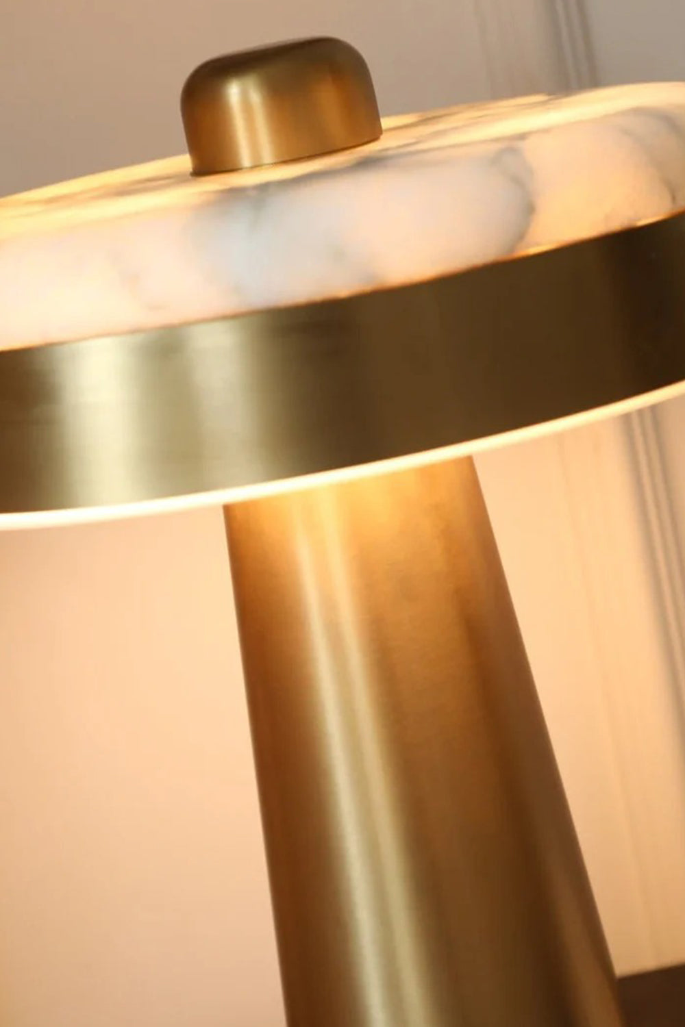 Lámpara de mesa de alabastro Valdisco – detalle del aro dorado y el alabastro