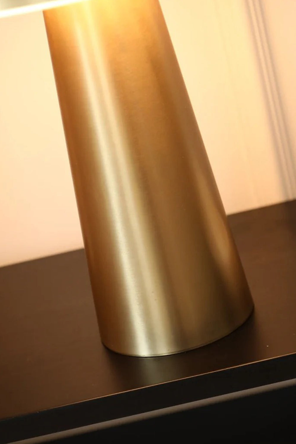 Lámpara de mesa de alabastro Valdisco – detalle de la base cónica
