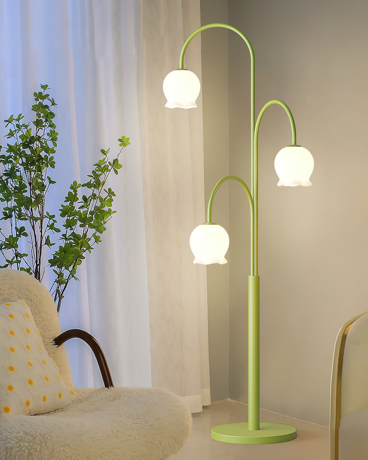 Lámpara de pie lirio del valle Vallira en un salón luminoso – imagen 9