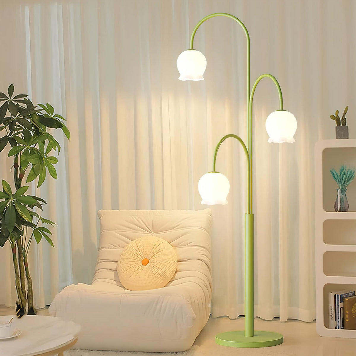 Lámpara de pie lirio del valle Vallira en un salón luminoso – imagen 15
