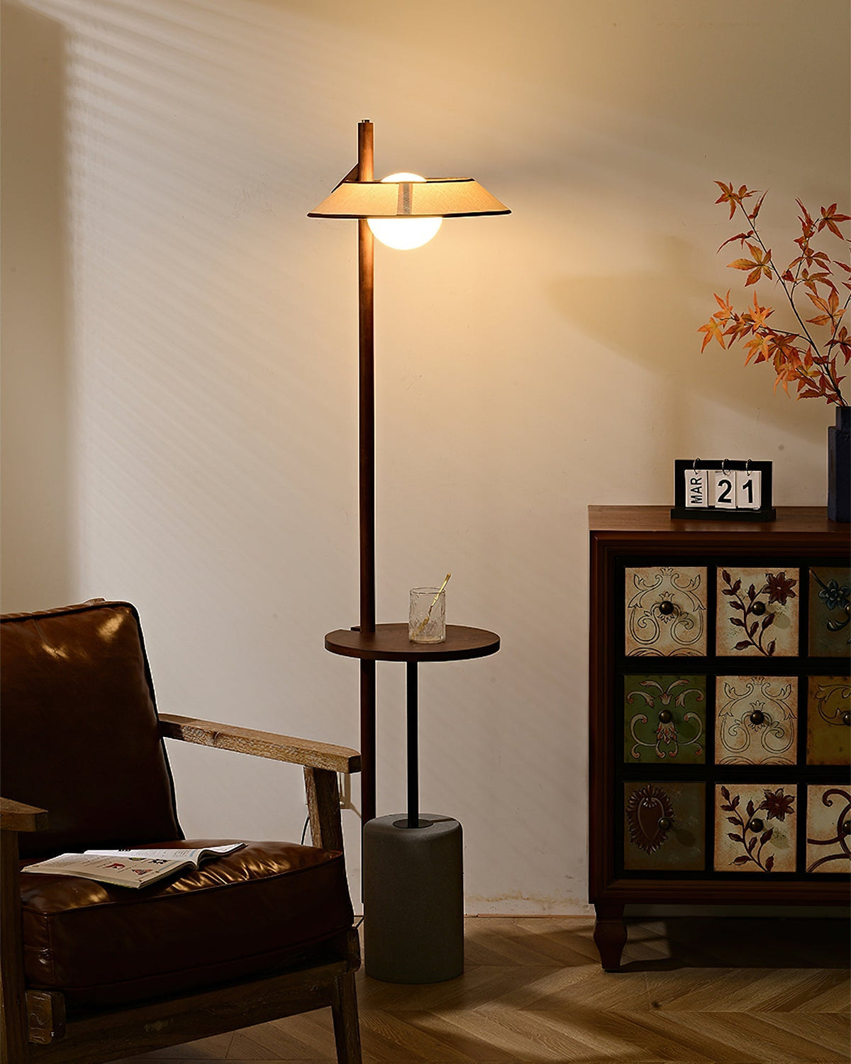Lámpara de pie de madera nogal Valnoga junto a un sillón – imagen 4