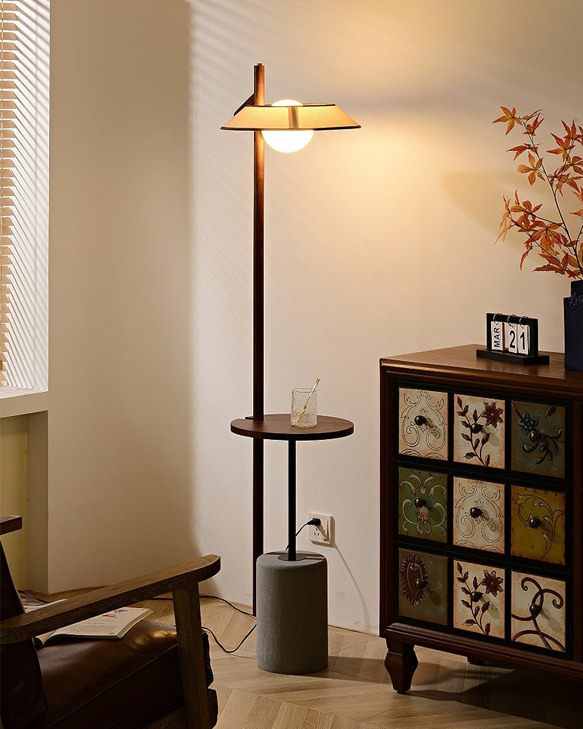 Lámpara de pie de madera nogal Valnoga junto a un sillón – imagen 5