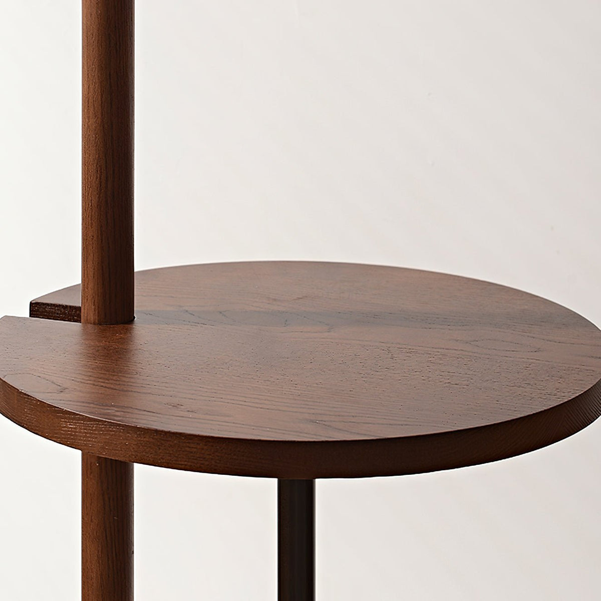 Lámpara de pie de madera nogal Valnoga – detalle de la mesa auxiliar redonda