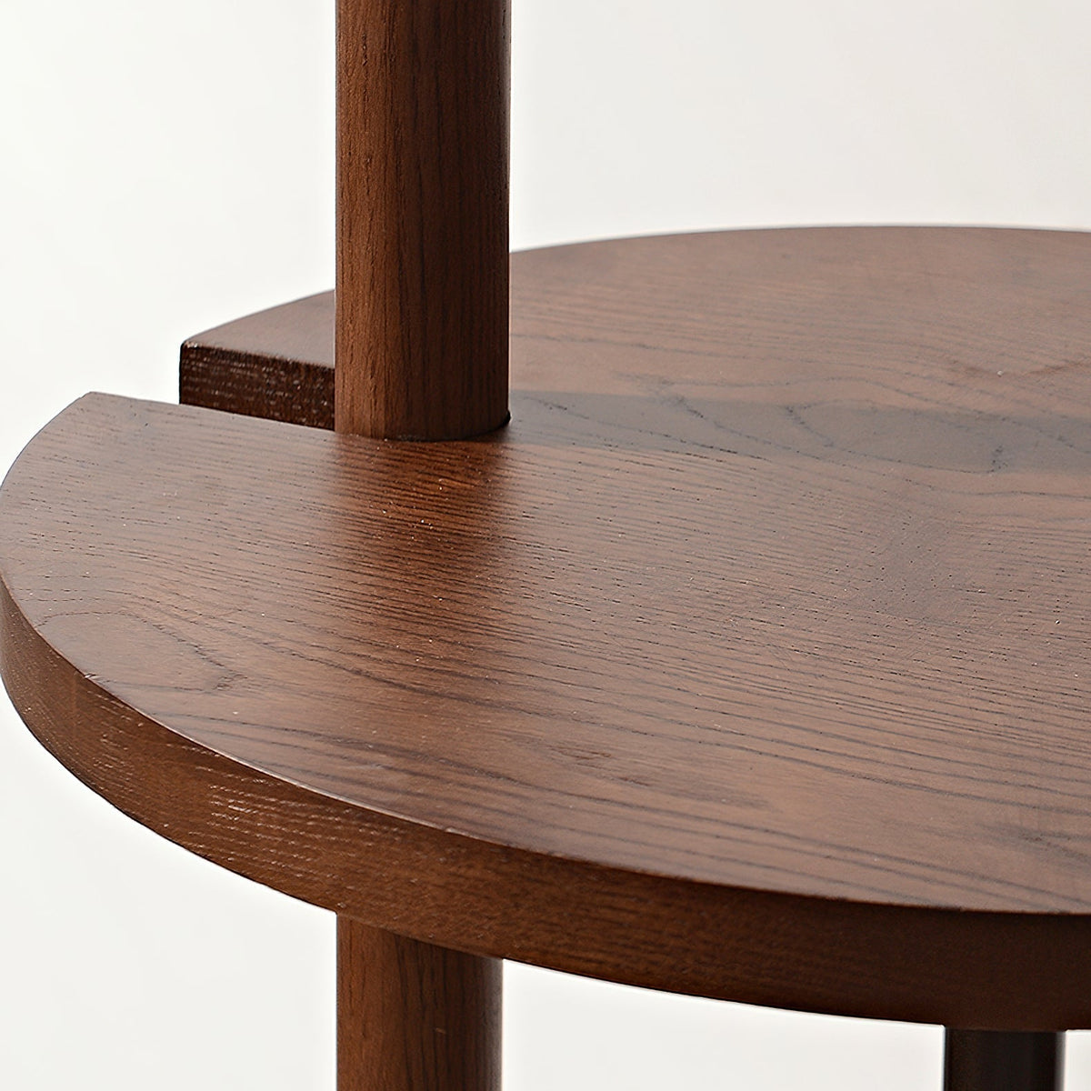 Lámpara de pie de madera nogal Valnoga – detalle de la madera color nogal