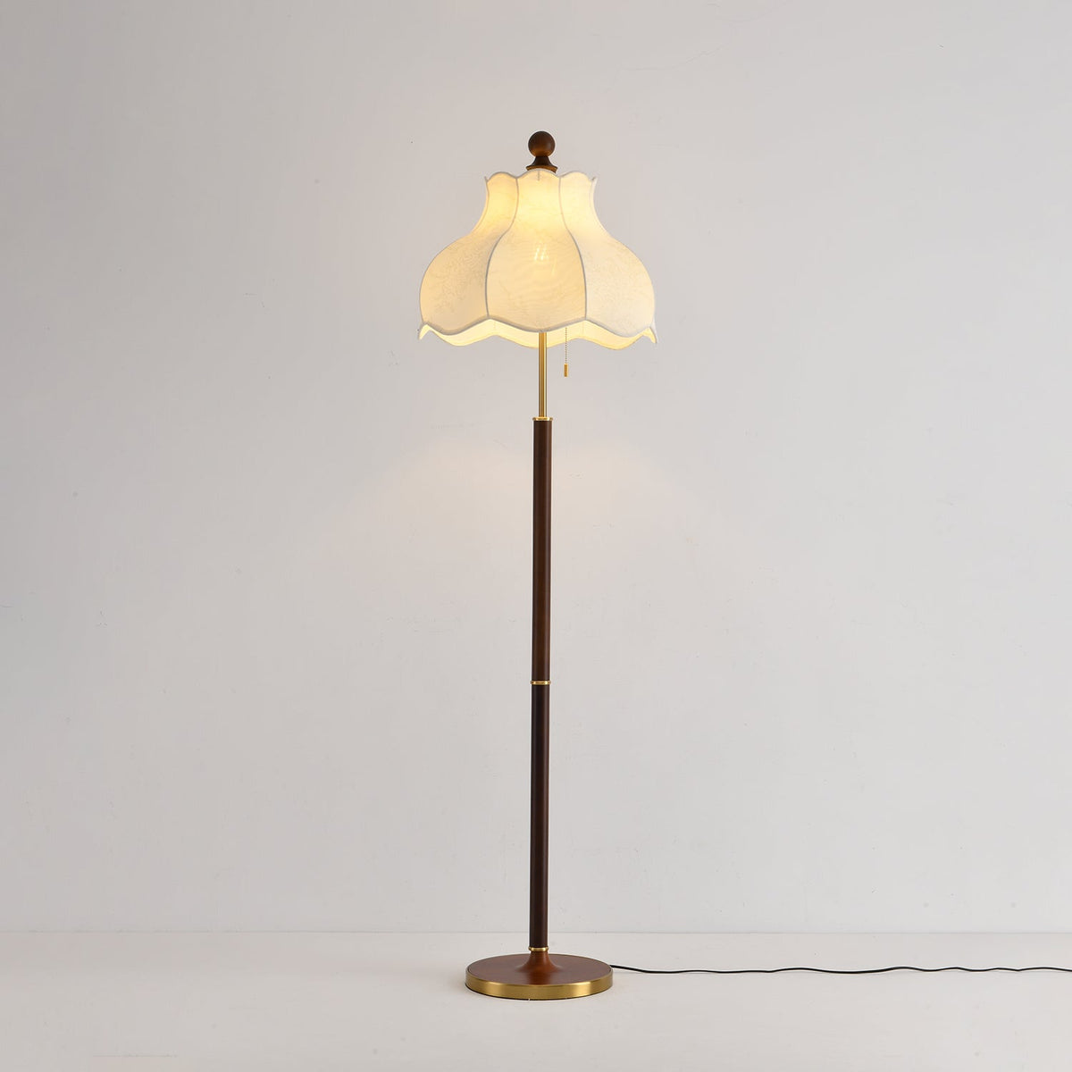 Lámpara de pie vintage Valonda en un salón clásico – imagen 4
