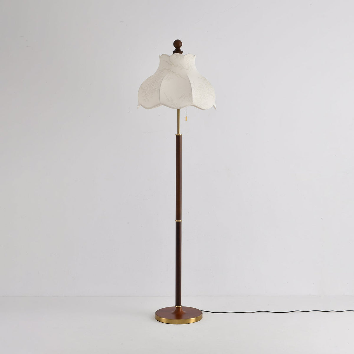 Lámpara de pie vintage Valonda en un salón clásico – imagen 5