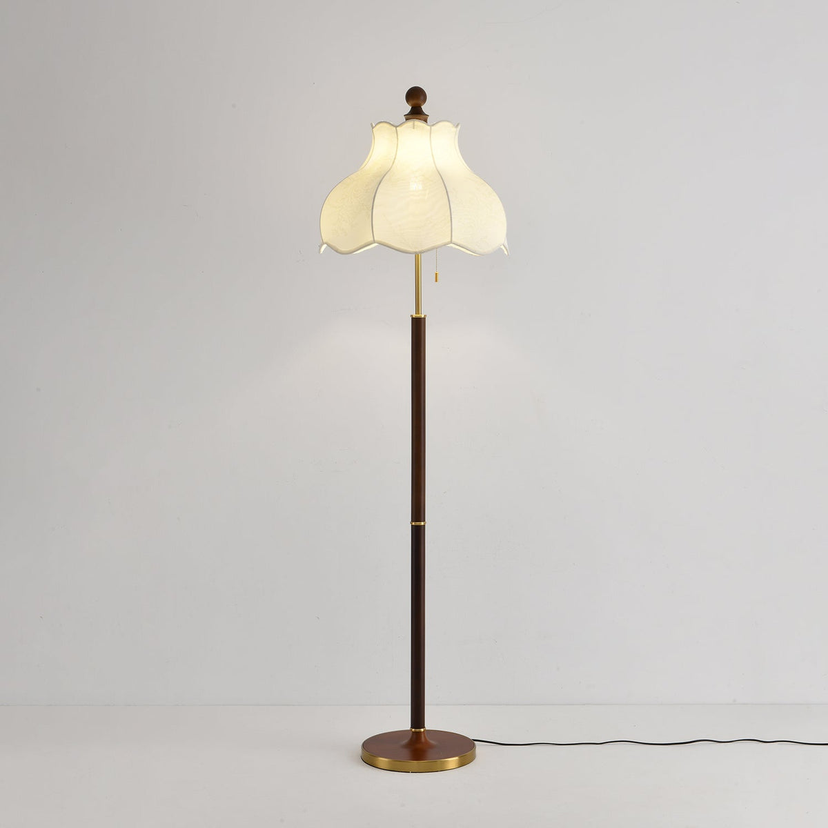 Lámpara de pie vintage Valonda en un salón clásico – imagen 8