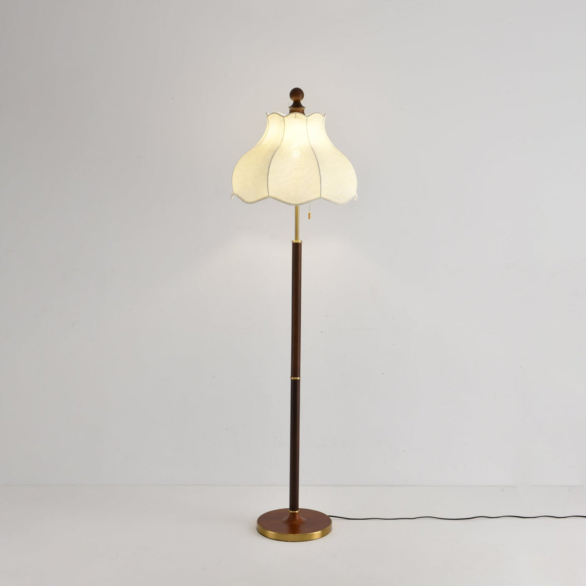 Lámpara de pie vintage Valonda en un salón clásico – imagen 10