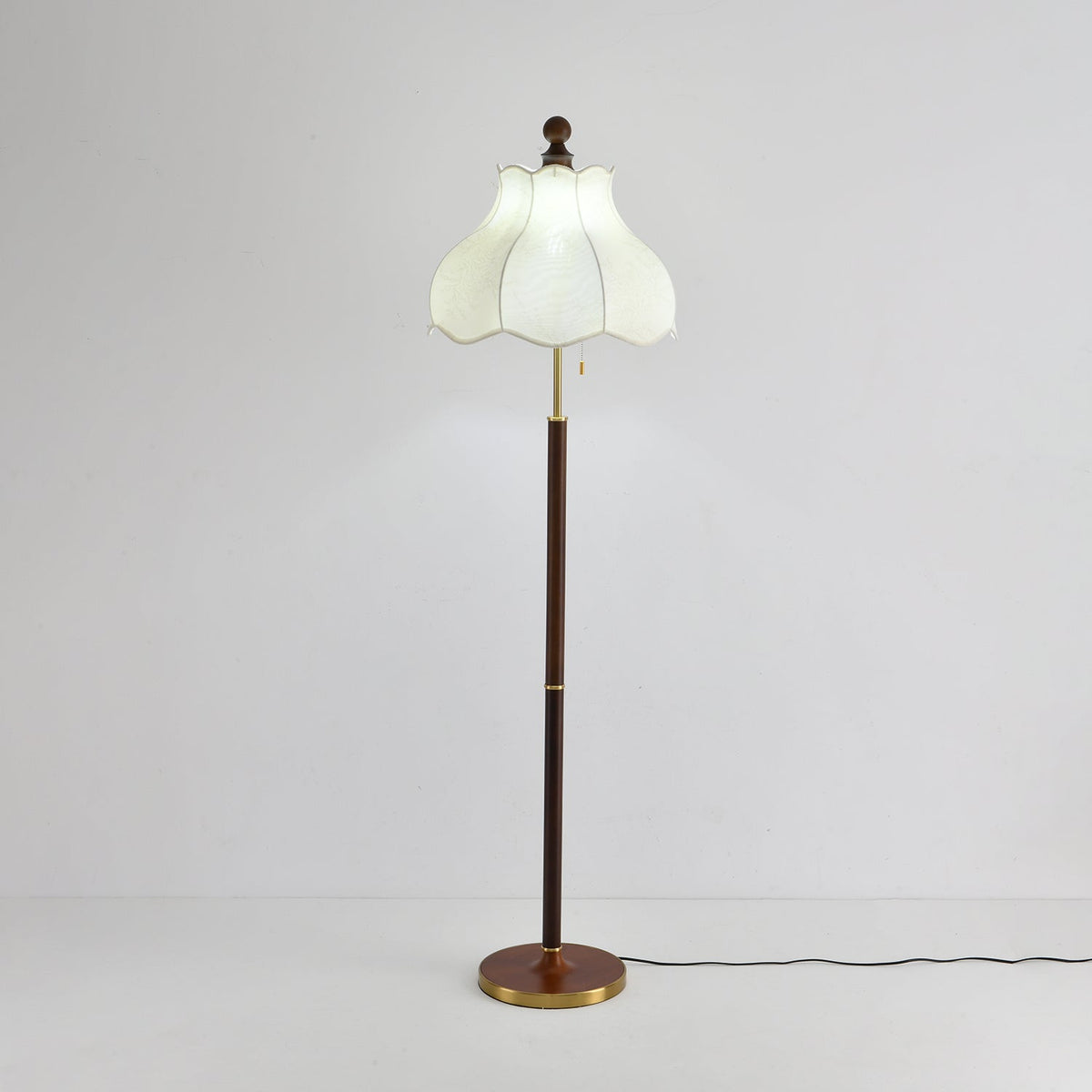 Lámpara de pie vintage Valonda en un salón clásico – imagen 11